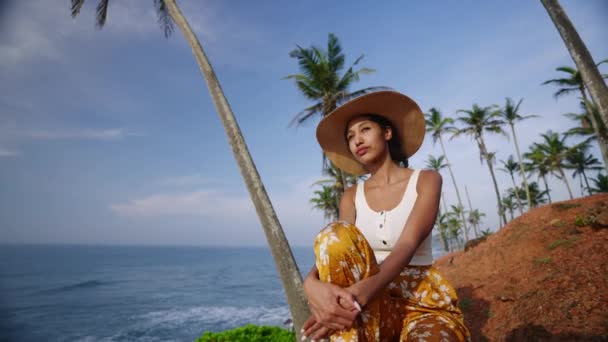 Молодая Африканская Модель Загорает Красочной Одежде Живописном Тропическом Месте Океана — стоковое видео