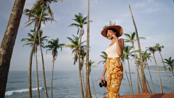 Mujer Afroamericana Toma Fotos Con Cámara Isla Tropical Mujer Turista — Vídeos de Stock