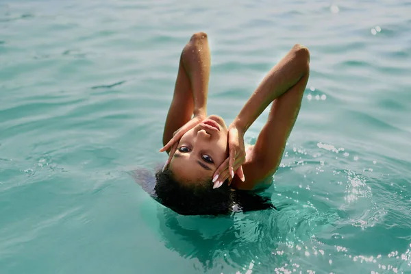 Retrato Una Atractiva Joven Hembra Negra Posando Bikini Agua Modelo —  Fotos de Stock