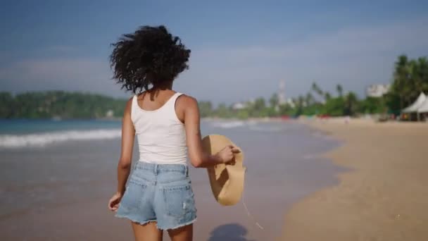 Multiethnische Schwarze Frau Läuft Strand Des Ozeans Tropenurlaub Auf Exotischer — Stockvideo
