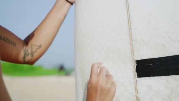 Aziatisch Surfer Meisje Wrijven Wax Surfplank Het Strand Voor Bereiden — Stockvideo