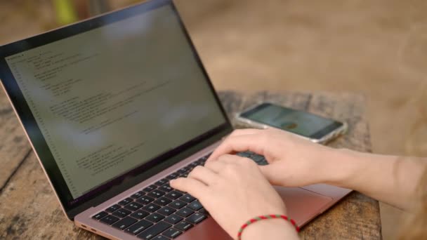 Vrouwelijke Ontwikkelaar Typen Laptop Neemt Telefoon Met Diagrammen Controleert Statistieken — Stockvideo