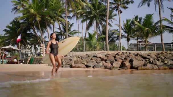 Afrikansk Kvinna Springer Med Surfbräda Havsvatten Paddlar Svart Kvinnlig Surfare — Stockvideo