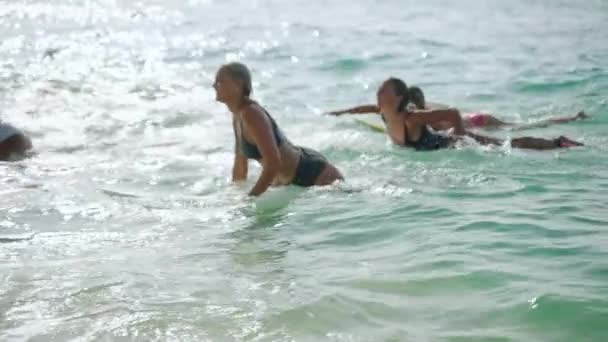 Mujeres Surfistas Jóvenes Multirraciales Remando Sentadas Tablas Surf Mar Playa — Vídeos de Stock