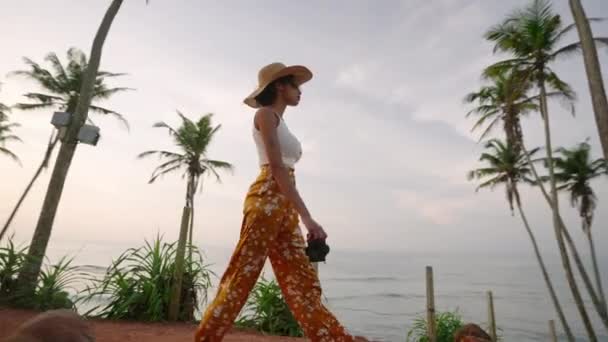 Mujer Afroamericana Caminando Con Cámara Isla Tropical Mujer Turista Fotógrafa — Vídeos de Stock