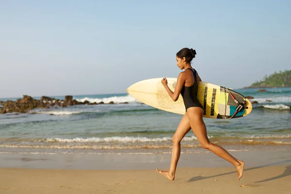 Mujer Afroamericana Corriendo Con Tabla Surf Playa Del Océano Surfista —  Fotos de Stock