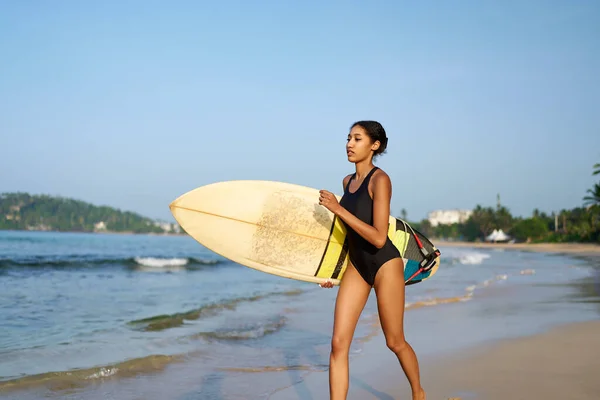 Mujer Afroamericana Corriendo Con Tabla Surf Playa Del Océano Surfista —  Fotos de Stock