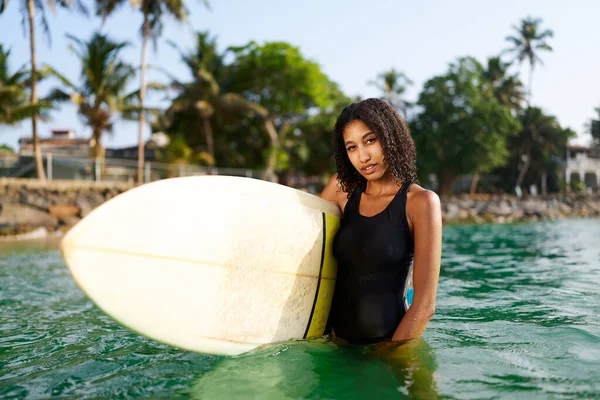 Mujer Afroamericana Pie Con Tabla Surf Agua Del Océano Surfista —  Fotos de Stock