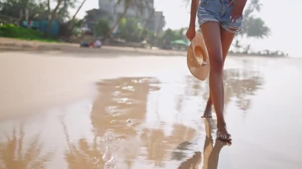 Negro Pies Mujer Caminando Playa Arena Del Océano Isla Exótica — Vídeos de Stock