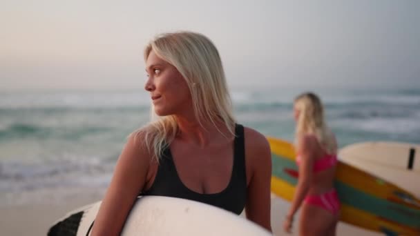 Fröhliche Surferinnen Stehen Morgengrauen Meer Lächelnde Surfermädchen Mit Surfbrettern Stehen — Stockvideo
