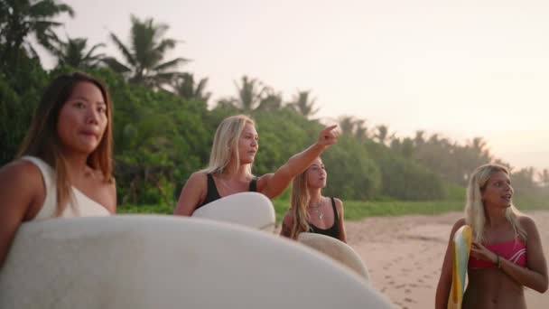 Chicas Surfistas Multirraciales Sosteniendo Tablas Surf Hablando Alegremente Pie Playa — Vídeos de Stock