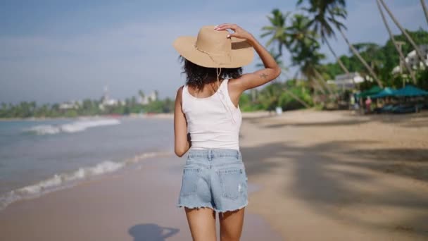Многонациональная Чёрная Женщина Бегает Океанскому Пляжу Тропическом Отпуске Экзотическом Острове — стоковое видео