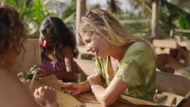 Różnorodne Przyjaciółki Restauracji Świeżym Powietrzu Czytają Menu Wielorasowe Dziewczyny Siedzące — Wideo stockowe