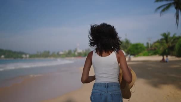 Багатоетнічна Чорна Жінка Біжить Березі Океану Під Час Тропічних Канікул — стокове відео