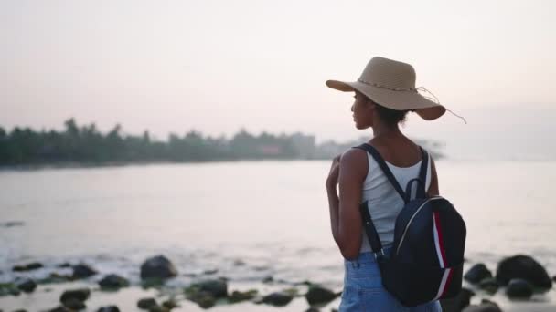 Mujer Afroamericana Senderismo Con Mochila Isla Tropical Playa Mujer Multiracial — Vídeos de Stock