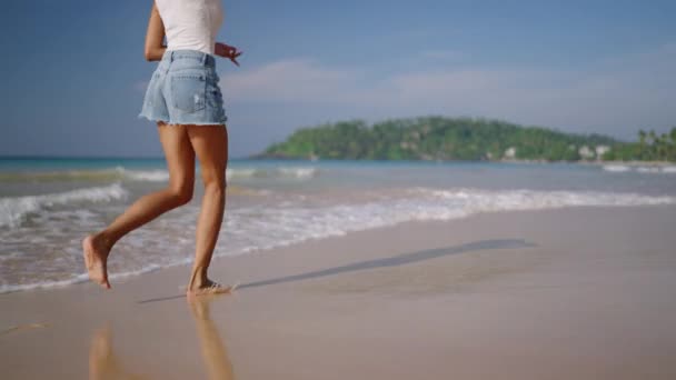 Multiethnic Zwarte Vrouw Loopt Oceaan Strand Tropische Vakantie Exotisch Eiland — Stockvideo