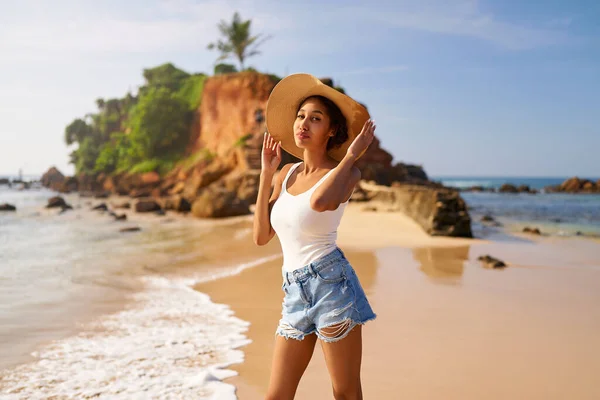 Young African Female Model Straw Hat Sunglasses Posing Resort Sea — Stockfoto