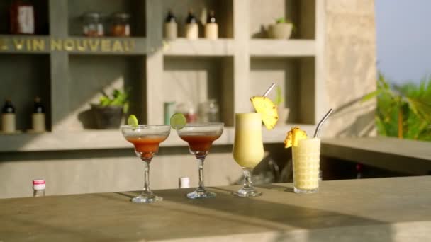 Coquetéis Tropicais Bar Restaurante Beira Mar Copos Com Bebidas Alcoólicas — Vídeo de Stock