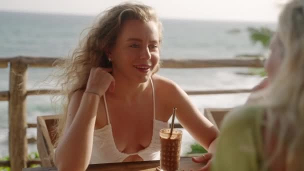 Vrouwelijke Vrienden Een Uitzicht Zee Dak Tropisch Restaurant Chat Vrolijke — Stockvideo