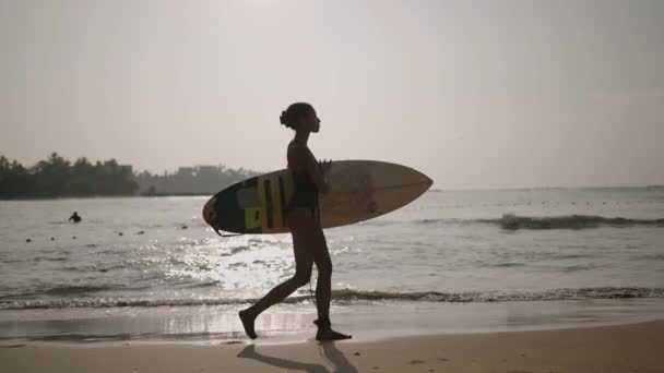 Mujer Afroamericana Caminando Con Tabla Surf Playa Del Océano Surfista — Vídeo de stock