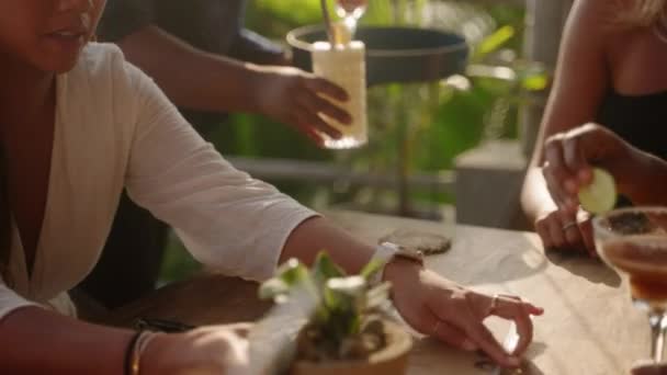 Kelnerka Tacą Serwuje Koktajle Wielorasowym Kobietom Tropikalnej Restauracji Widokiem Morze — Wideo stockowe