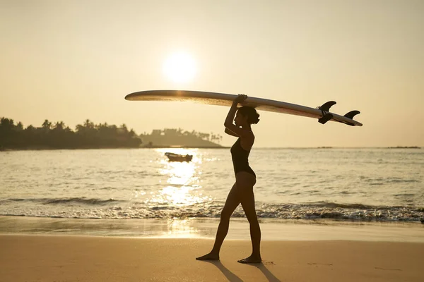 Donna Afroamericana Che Cammina Con Tavola Surf Testa Sulla Spiaggia — Foto Stock