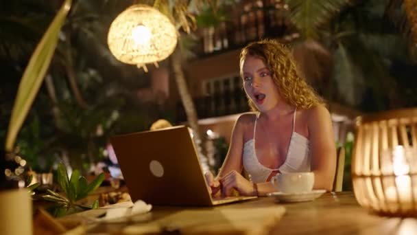Verrast Jonge Vrouw Kijken Naar Laptop Scherm Glimlachend Portret Van — Stockvideo