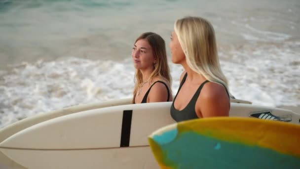 Sonrientes Surfistas Caucásicas Caminando Por Playa Amanecer Alegres Surfistas Que — Vídeos de Stock