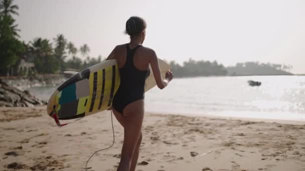 Mujer Afroamericana Corriendo Con Tabla Surf Agua Del Océano Surfista — Vídeo de stock