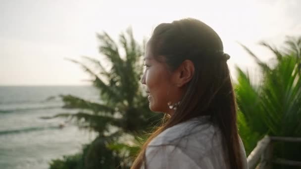 Азиатка Белом Платье Смотрящая Море Этническая Молодая Брюнетка Наблюдающая Закатом — стоковое видео