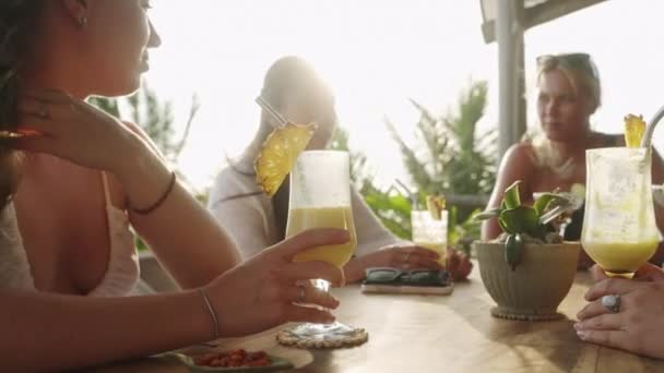 Багатоетнічні Друзі Ресторані Видом Море Бранч Розмовляють Ють Коктейлі Багаторасові — стокове відео