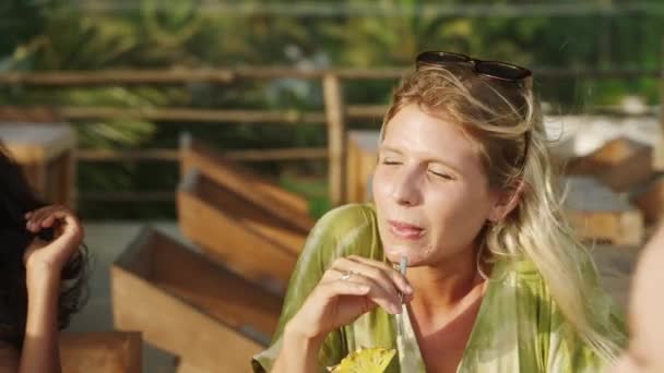Deniz Manzaralı Bir Restoranda Çeşitli Bayan Arkadaşlar Konuşuyor Gülüyor Kokteyl — Stok video