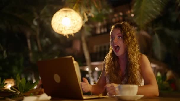 Joven Mujer Caucásica Celebra Triunfo Victoria Mirando Computadora Portátil Ganar — Vídeo de stock