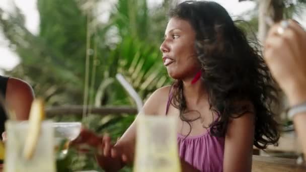 Smilende Indisk Kvinde Udendørs Havudsigt Cafe Taler Med Sine Venner – Stock-video