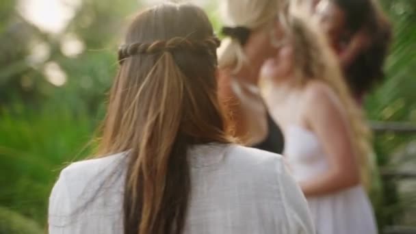 Веселі Багаторасові Дівчата Беруть Селфі Відпустку Різні Молоді Жінки Беруть — стокове відео