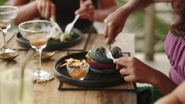 Mujer Negra Comiendo Hamburguesa Papas Fritas Restaurante Hembra Bronceada Con — Vídeos de Stock