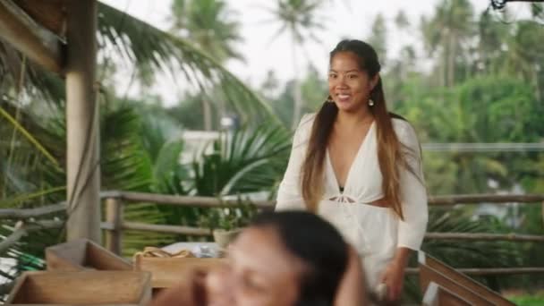 Fiatal Ázsiai Érkezik Egy Étterembe Barátaihoz Akik Asztalnál Ülnek Barna — Stock videók