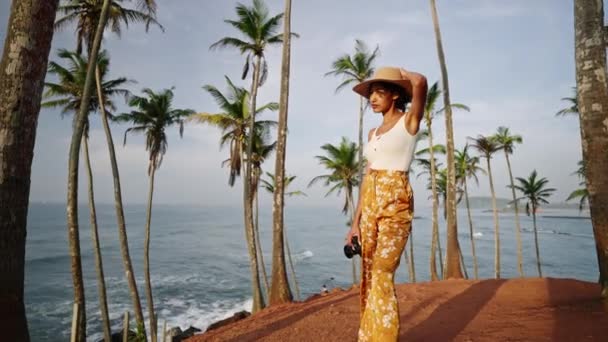 Африканська Американка Фотографується Фотоапаратом Тропічному Острові Жіночий Мультирасовий Фотограф Турист — стокове відео