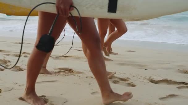 Stopy Surferek Dziewczyny Spacerujące Wzdłuż Plaży Niosące Deski Surfingowe Wschodzie — Wideo stockowe