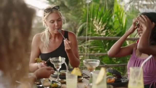 Diverse Multiraciale Vrouwelijke Vrienden Die Feestelijk Dineren Praten Een Groep — Stockvideo