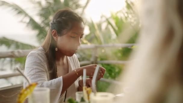 Azjatka Jedząca Obiad Restauracji Przy Użyciu Widelca Noża Młoda Etniczna — Wideo stockowe