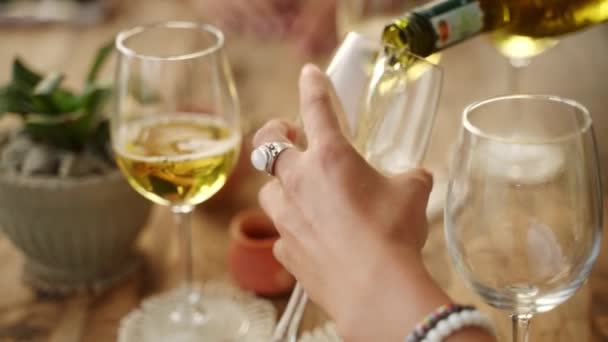 Vrouw Vullen Glazen Van Haar Vrienden Gieten Witte Wijn Zee — Stockvideo