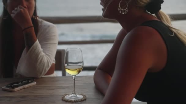 Wielorasowe Koleżanki Piją Wino Restauracji Widokiem Morze Zachodzie Słońca Różnorodne — Wideo stockowe