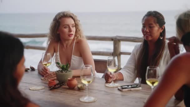 Многорасовые Подруги Пьют Вино Ресторане Видом Море Закате Разнообразные Женщины — стоковое видео