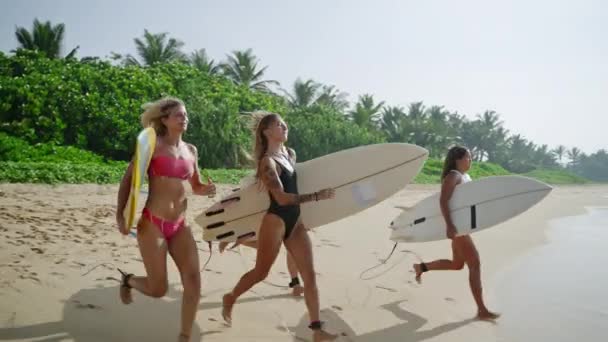 Jóvenes Surfistas Bikinis Llevando Tablas Surf Que Corren Hacia Océano — Vídeo de stock