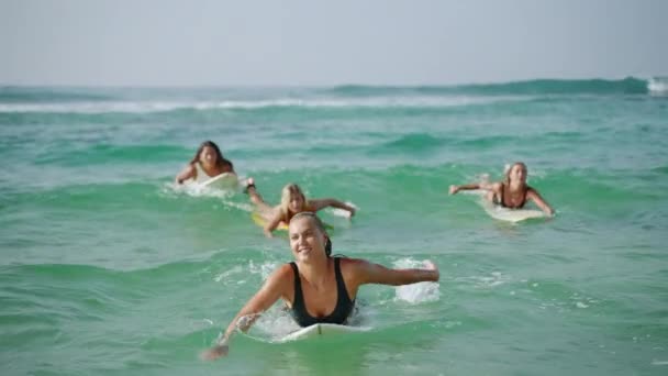 Les Jeunes Femmes Multiraciales Surfent Sur Des Planches Surf Vers — Video