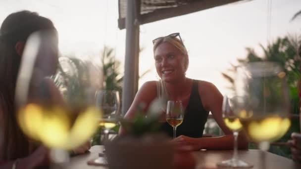 Diversas Amigas Restaurante Aire Libre Con Vistas Mar Atardecer Hablando — Vídeo de stock