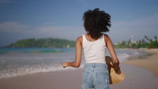 Multiethnic Zwarte Vrouw Loopt Oceaan Strand Tropische Vakantie Exotisch Eiland — Stockvideo