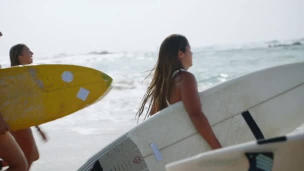Młode Surferki Bikini Niosące Deski Surfingowe Biegnące Oceanu Tropikalnej Plaży — Wideo stockowe