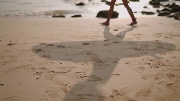 Okyanus Sahilinde Sörf Tahtasıyla Yürüyen Afrikalı Amerikalı Kadın Siyah Kadın — Stok video